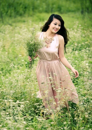Giữa rừng hoa cỏ vô cùng lãng mạn, Thu Hà toát lên vẻ đẹp dịu dàng, đằm thắm
